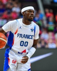 开云体育-何方神圣？弗朗西斯科14中8砍32分7板5助2断&amp;amp;12罚全中 刷分引冲突