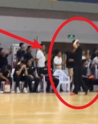 开云APP-给机会不中用啊！张文逸绝杀出手走步 杜锋摸头苦笑&amp;amp;想伸手又收回