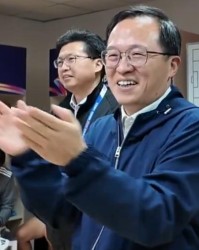 开云APP-连云港队0-0战平无锡队，赛后连云港市长来到更衣室慰问球队