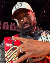 开云下载-热火庆祝夺冠20周年！韦德晒照：这是我的地盘！06🏆